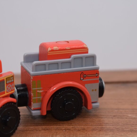 Flynn & Tender 2003 Thomas the Train Fire Truck Wooden Railway Engine Train - Picture 5 of 9